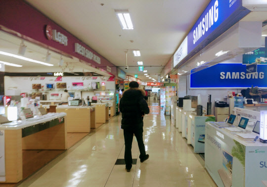 PC 제조사들이 인텔 중앙처리장치(CPU)의 치명적 보안 결함과 관련해 적극적으로 보안 패치 설치 등을 소비자에게 알리지 않고 팔짱만 끼고 있어 눈총을 받고 있다. 사진은 용산전자상가 PC 판매점 모습.